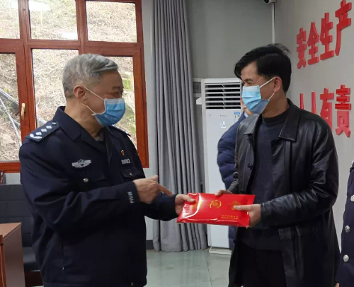 省公安厅党委副书记,常务副厅长叶国兵一行来到安源区开展春节走访