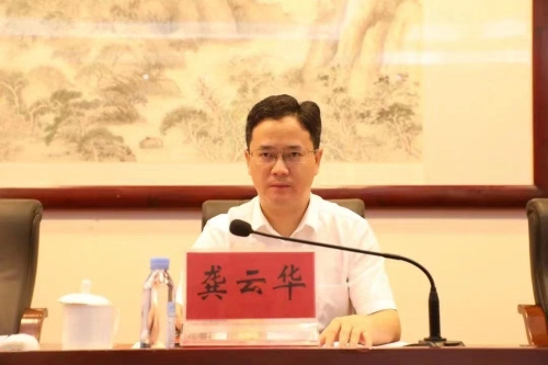 会上,区委常委,常务副区长龚云华通报了全区上半年经济运行情况;高坑